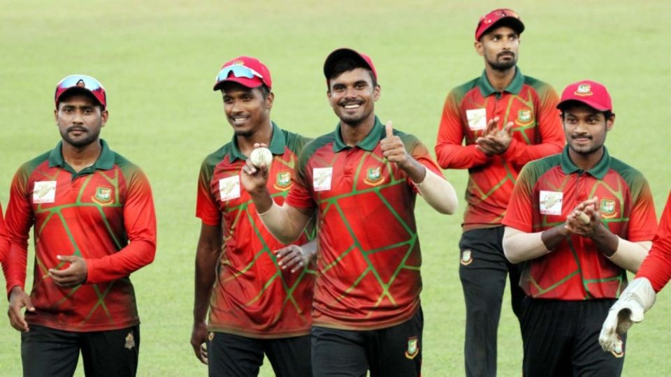 Sumon Khan's five-wicket haul helped Mahmudullah XI bowl out Najmul XI for 173 in the BCB President's Cup final