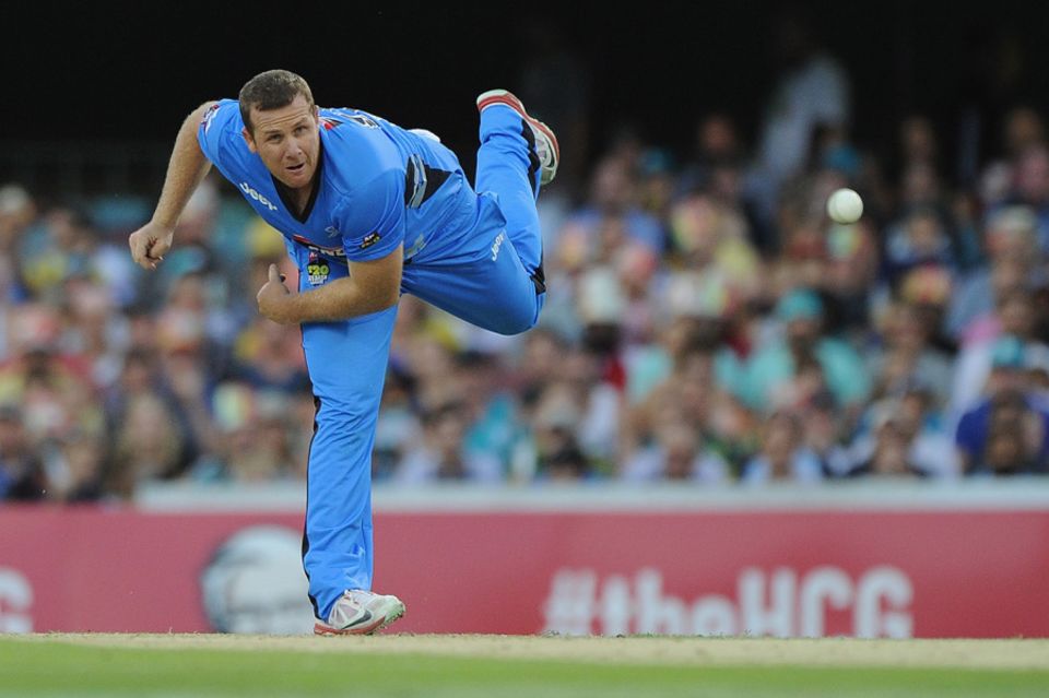 Bowling for the Strikers early in 2015. Simmons' last BBL match came on the last day of that year