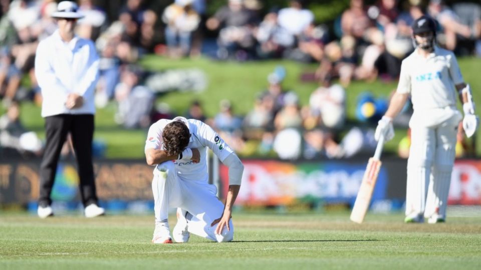 Shaheen Afridi sinks to his knees in disbelief and dejection, as yet another catch is put down