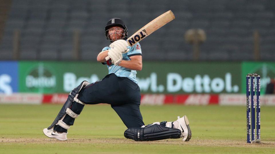 Jonny Bairstow heaves one over the leg side