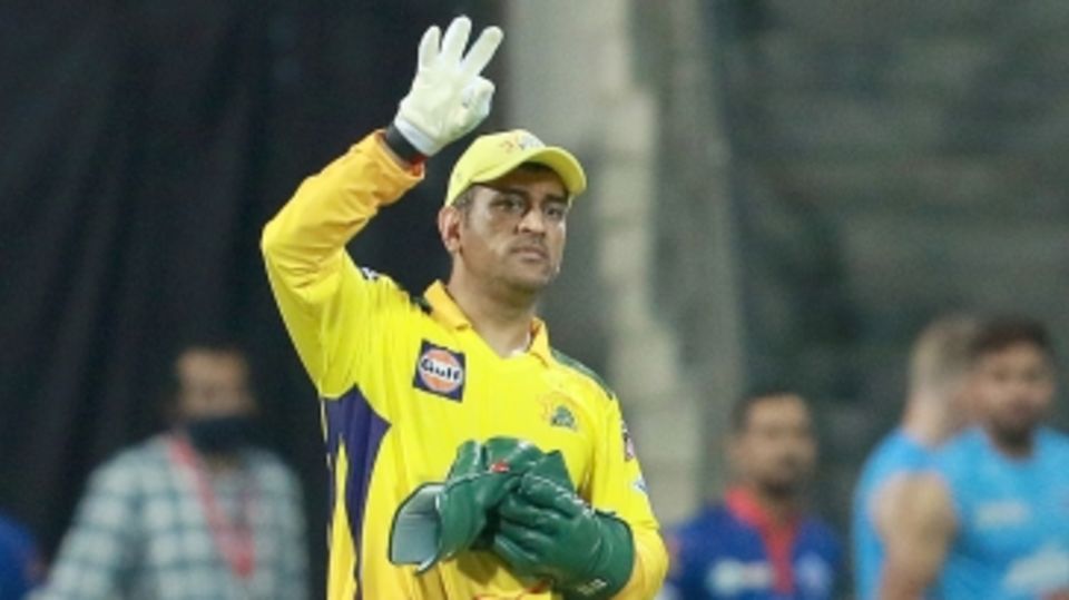 MS Dhoni gestures to his team-mates