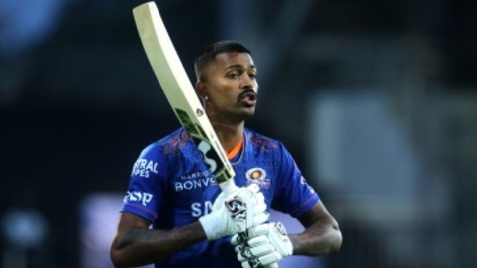 Hardik Pandya gets ready for throwdowns