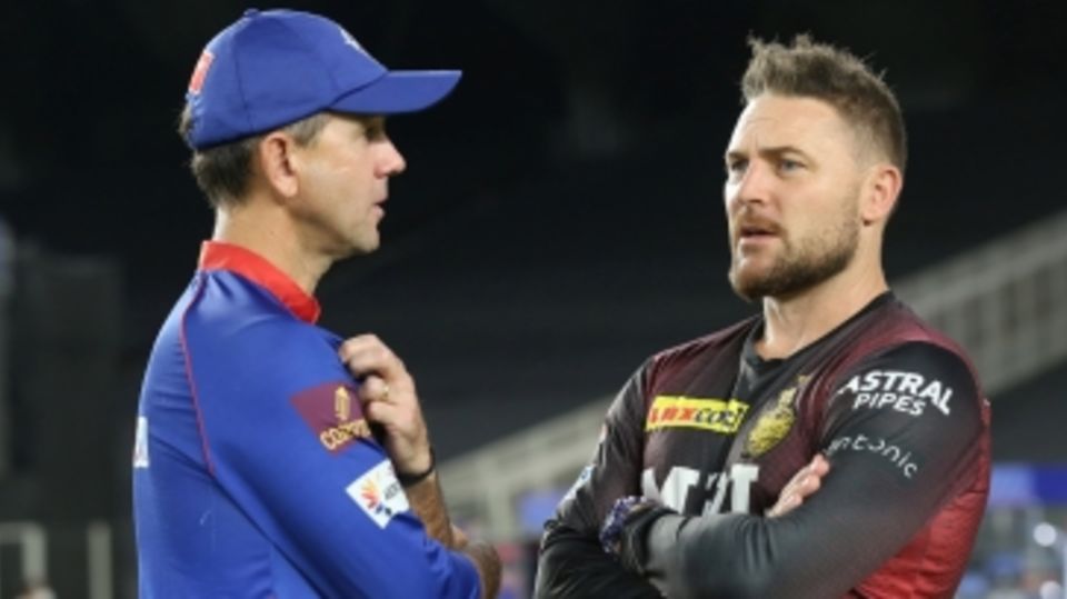 Delhi Capitals' Ricky Ponting and Kolkata Knight Riders' Brendon McCullum have a chat