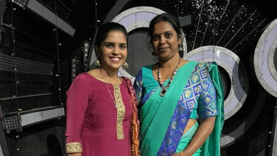 Veda Krishnamurthy (left) with her sister Vatsala Shivakumar, who died of Covid in May