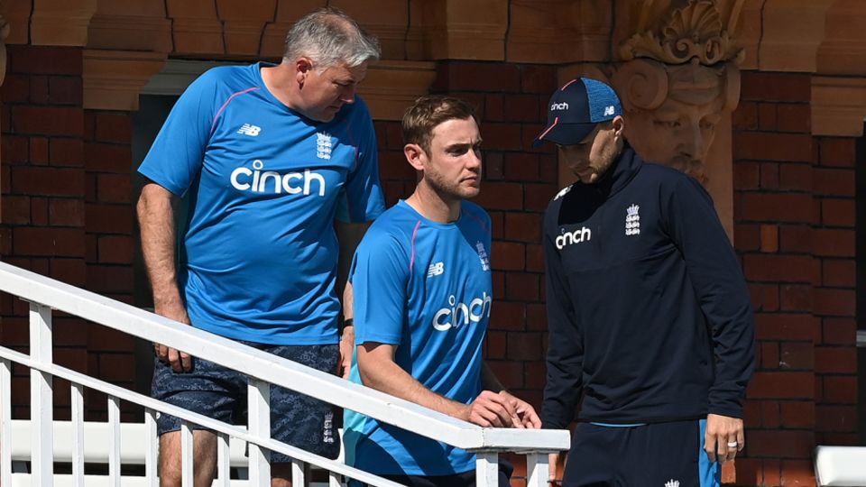 Broad in conversation with Joe Root and Chris Silverwood