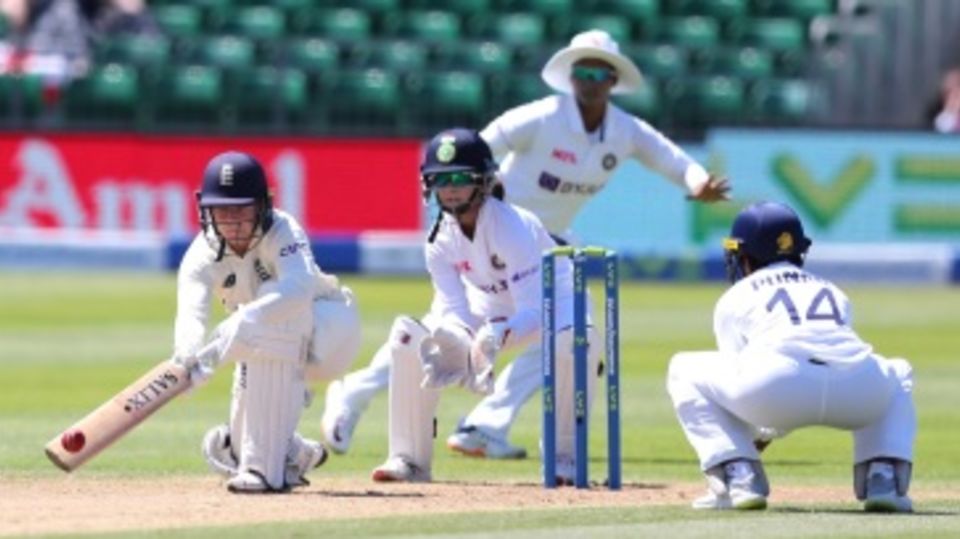 Tammy Beaumont gets into position to lap sweep the ball