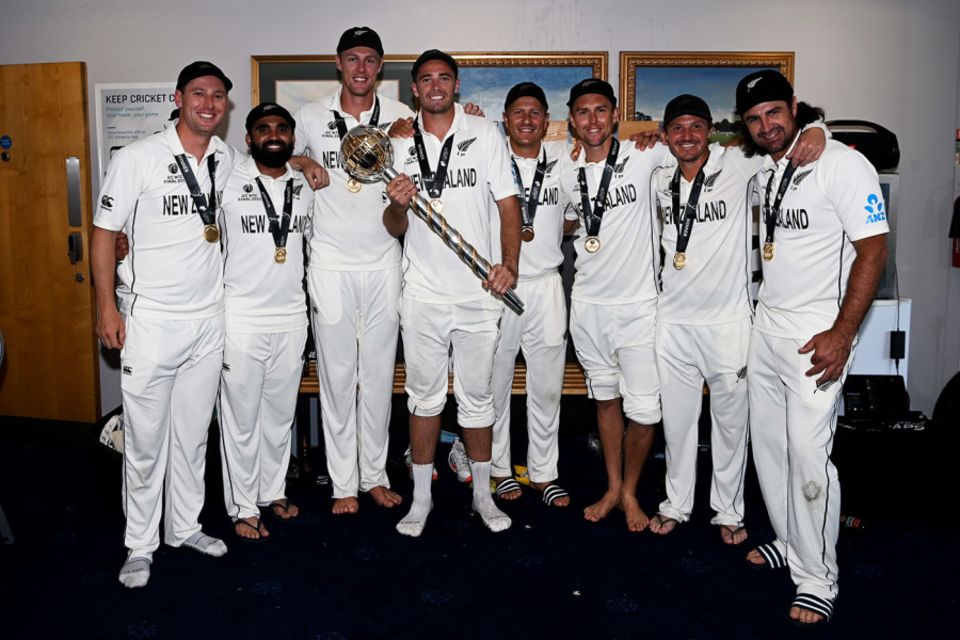From left: Matt Henry, Ajaz Patel, Kyle Jamieson, Tim Southee, Neil Wagner, Trent Boult, keeper BJ Watling and Colin de Grandhomme with the WTC mace
