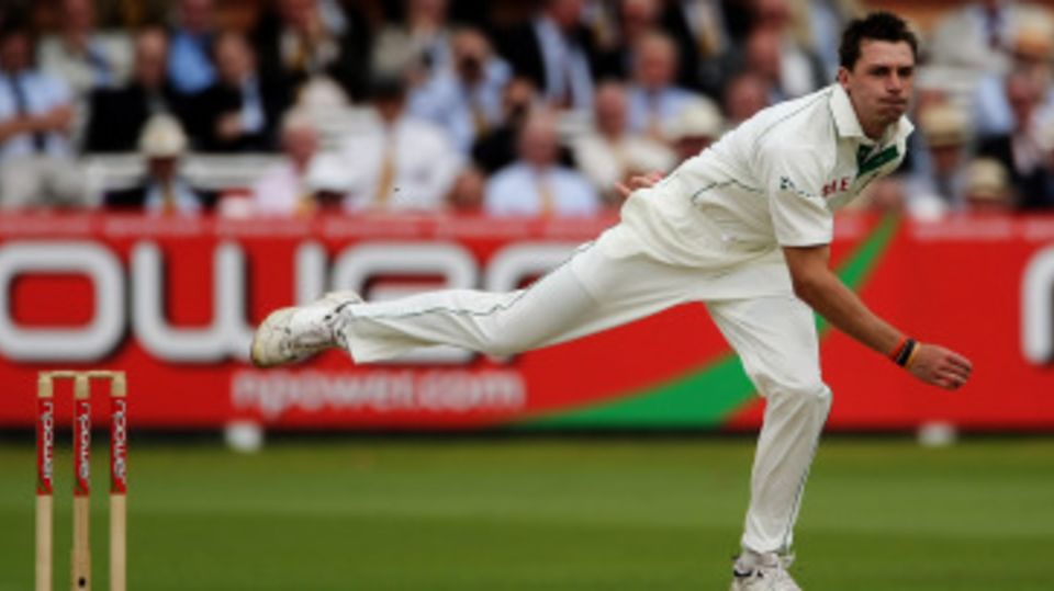 Dale Steyn bowls