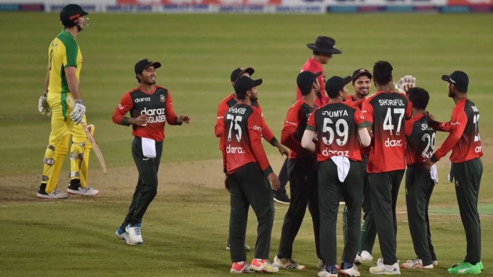 Shoriful Islam celebrates Moises Henriques' wicket with his team-mates