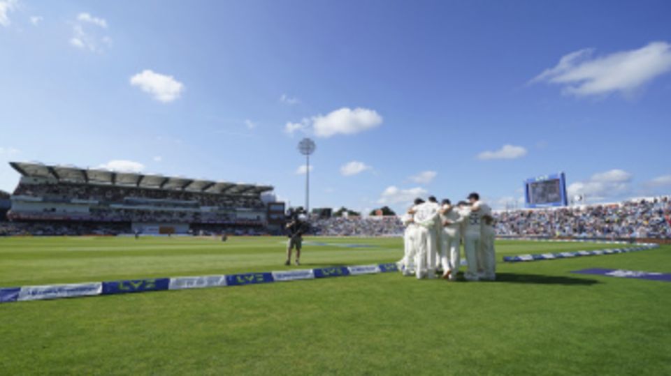 England players in a huddle