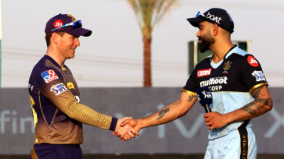 Eoin Morgan and Virat Kohli shake hands at the toss