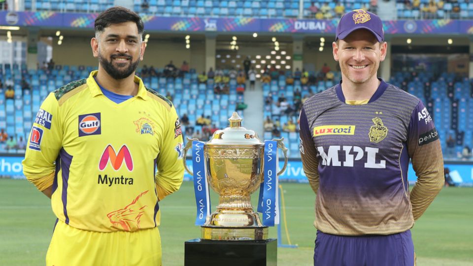 MS Dhoni and Eoin Morgan with the IPL 2021 trophy