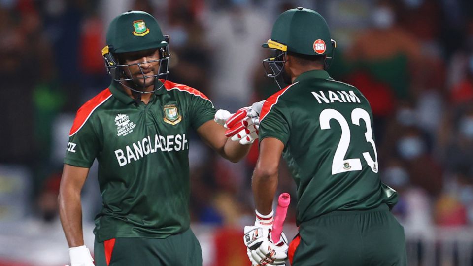 Shakib Al Hasan and Mohammad Naim put on a vital partnership