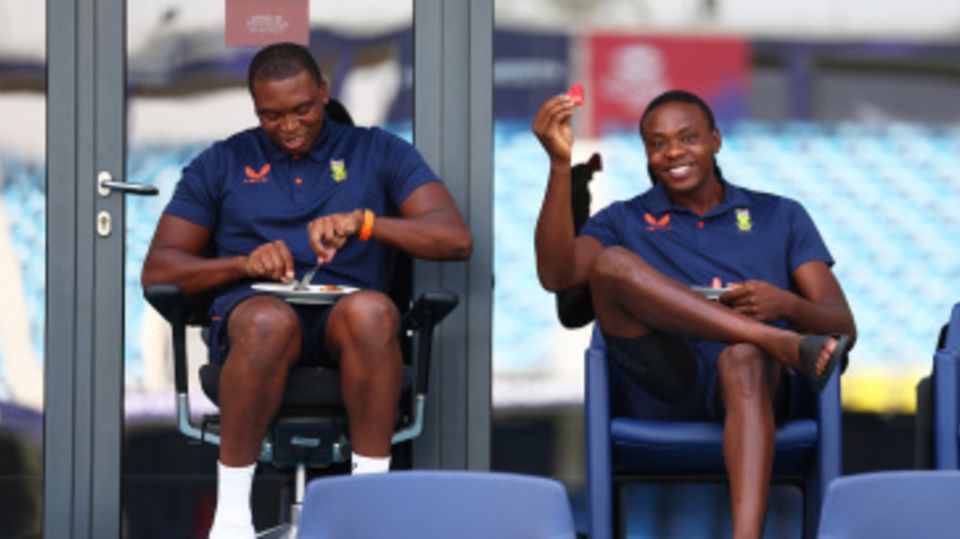 Lungi Ngidi and Kagiso Rabada grab a bite before the game