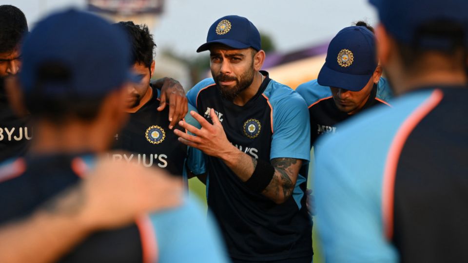 Virat Kohli issues instructions to his team