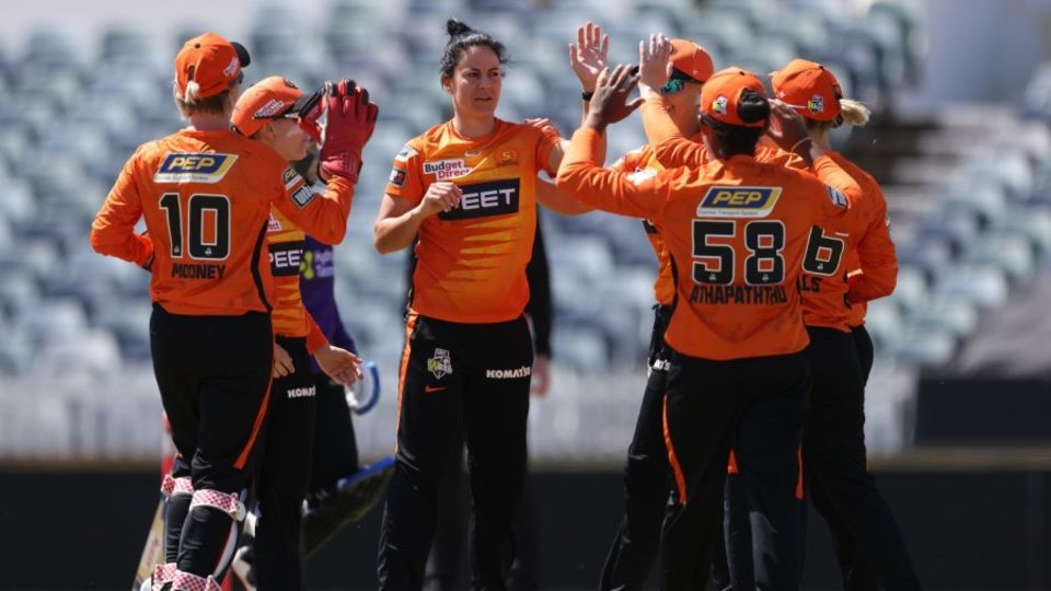 Marizanne Kapp took 4 for 10 and bowled 19 dot balls