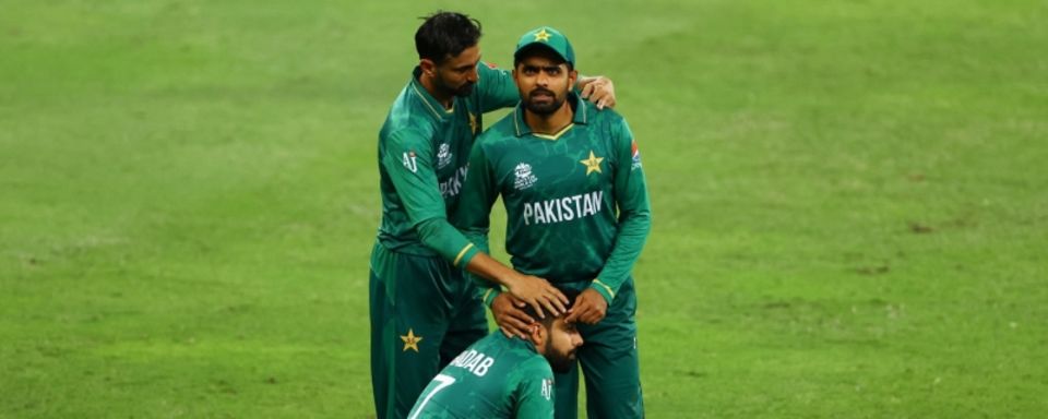 Shoaib Malik tries to offer Babar Azam and Shadab Khan consolation after Australia's win