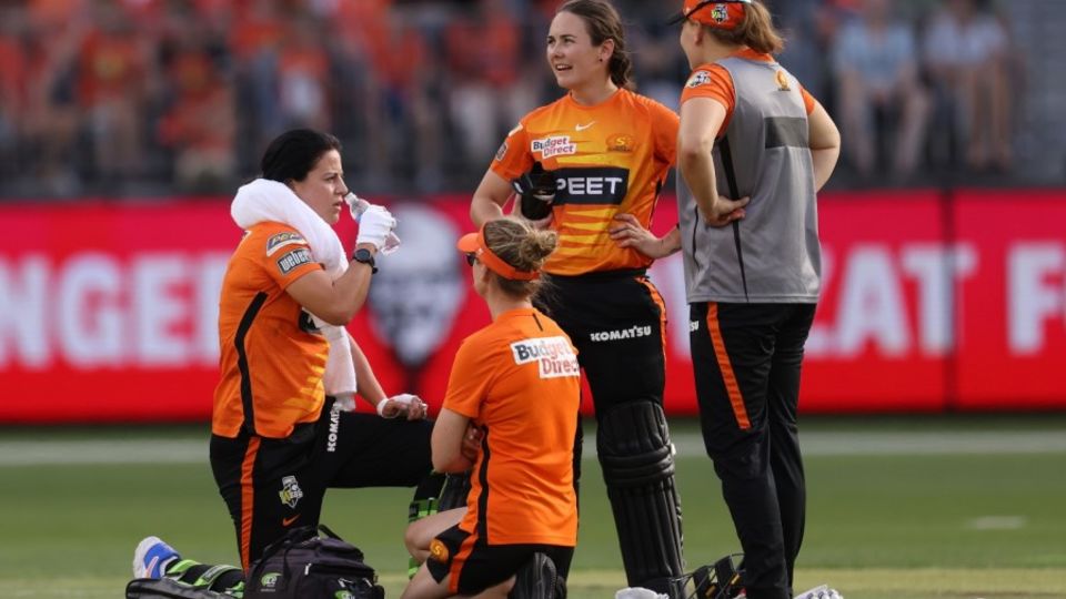 Marizanne Kapp takes a break after battling in the heat