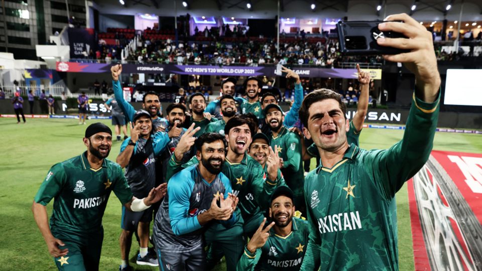 Shaheen Shah Afridi takes a selfie with his Pakistan team-mates