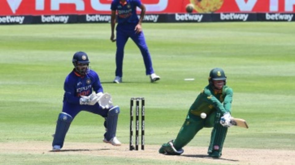 Rassie van der Dussen employs the reverse-sweep