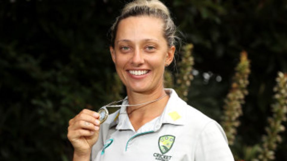 Ashleigh Gardner with the Belinda Clark medal