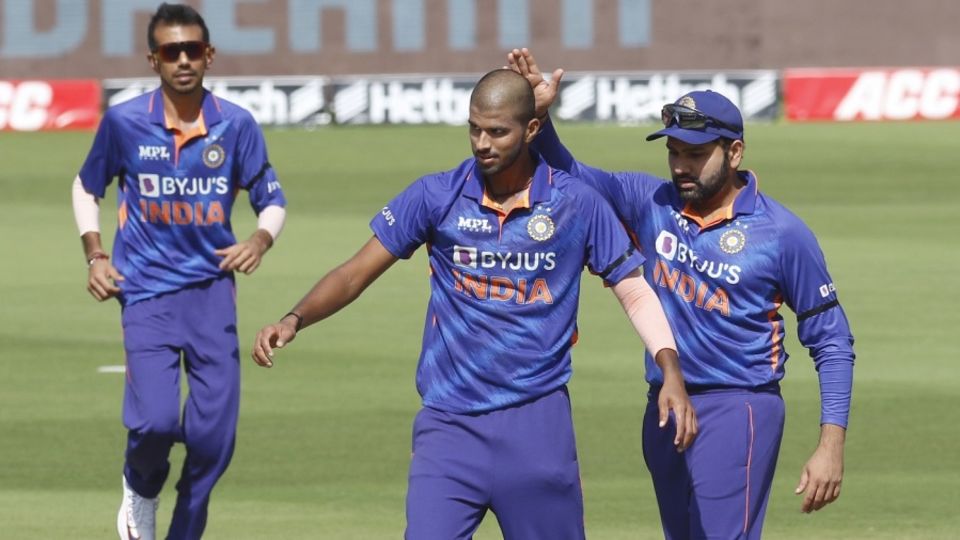 Rohit Sharma congratulates Washington Sundar after a wicket