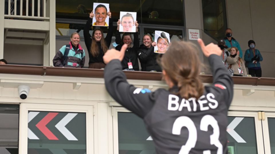Suzie Bates catches up with her Otago Sparks mates after the game