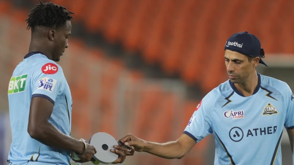Gujarat Titans head coach Ashish Nehra talks to Dominic Drakes