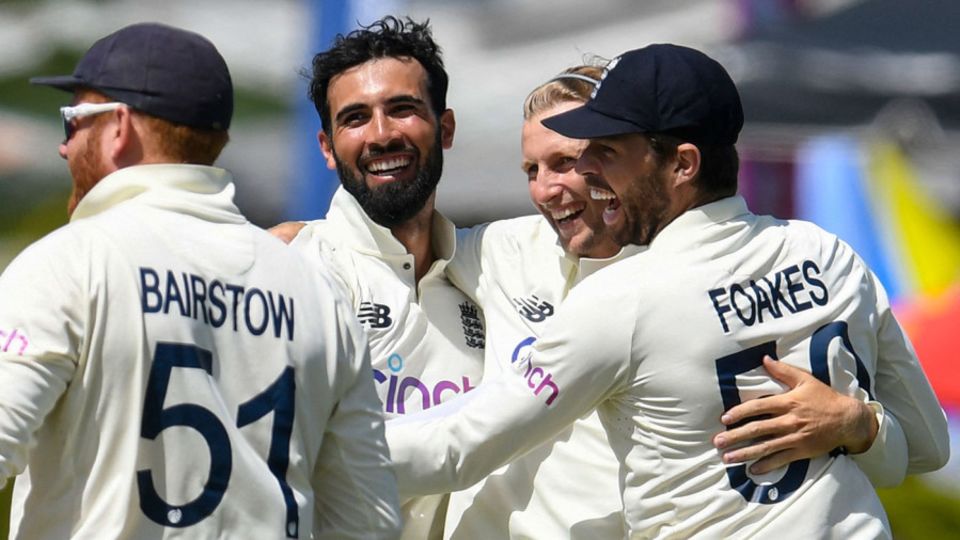 Saqib Mahmood took two wickets in his first spell