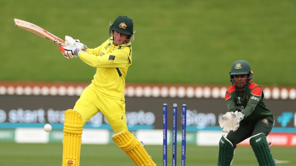 Beth Mooney struck five fours during her unbeaten 66