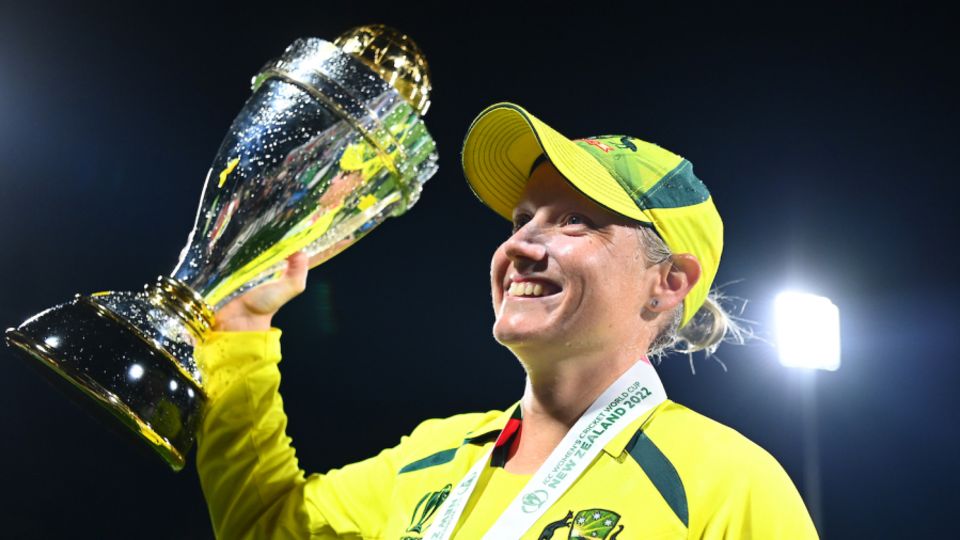 Alyssa Healy holds up the ODI World Cup in 2022