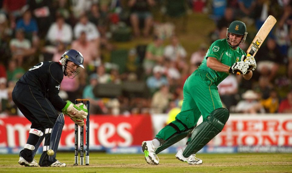 Graeme Smith battled cramps to make 141 against England in the Champions Trophy, but it wasn't enough