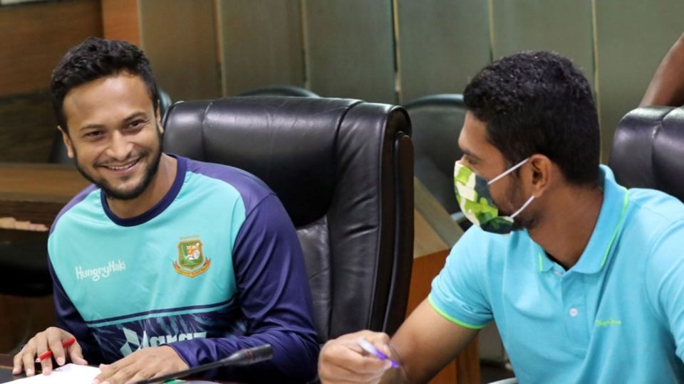 Shakib Al Hasan and Mahmudullah sign their central contracts for the season