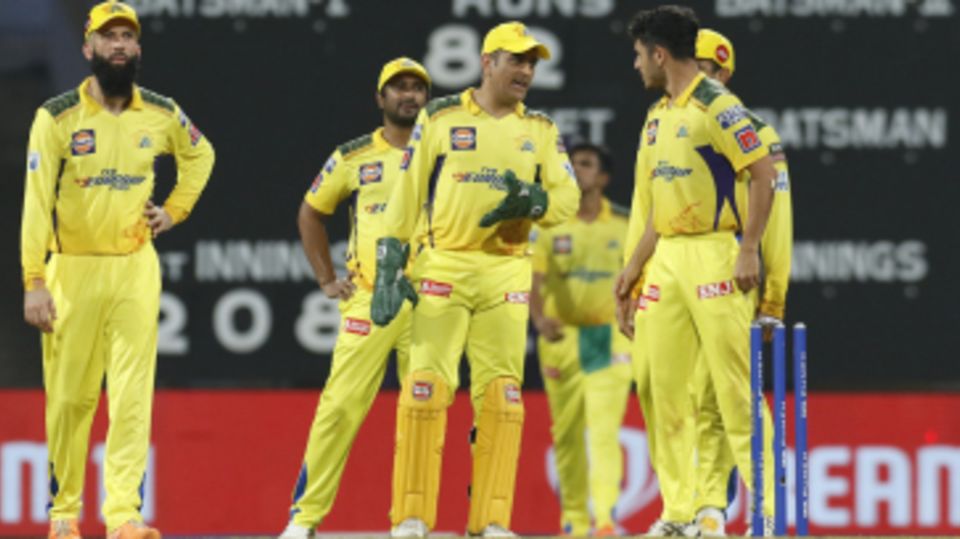MS Dhoni has a chat with Mukesh Choudhary