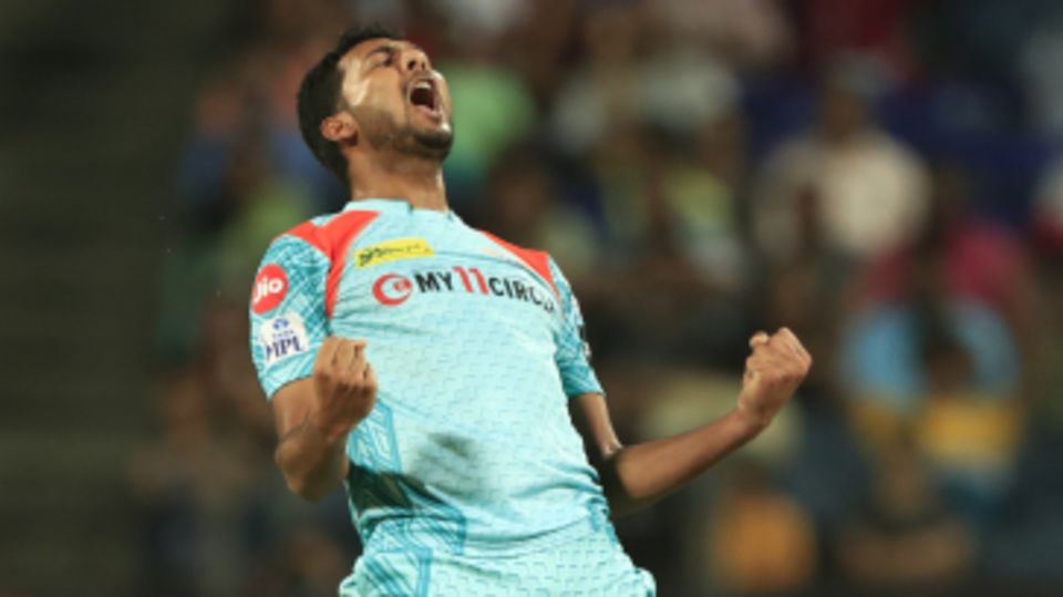 Mohsin Khan struck first for Super Giants, getting rid of Wriddhiman Saha
