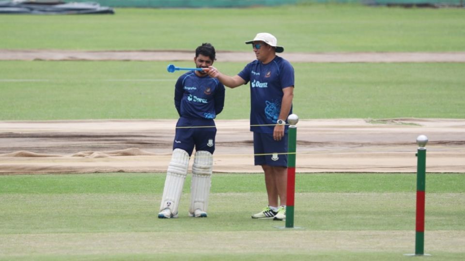Russell Domingo and Mominul Haque have a discussion ahead of the Test