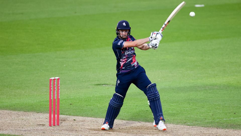 Ollie Robinson flashes through cover