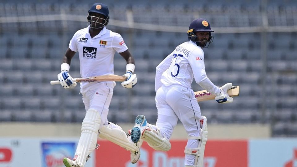 Angelo Mathews and Dhananjaya de Silva steadied Sri Lanka after two quick wickets