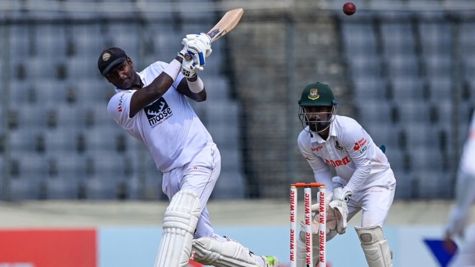 Angelo Mathews doesn't go for the big shots as often nowadays, but when he does, it is a thrilling sight