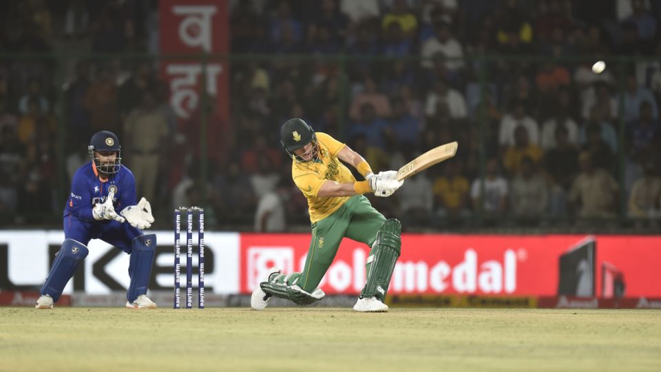 Dwaine Pretorius slog-sweeps Yuzvendra Chahal for the first of his four sixes of the match