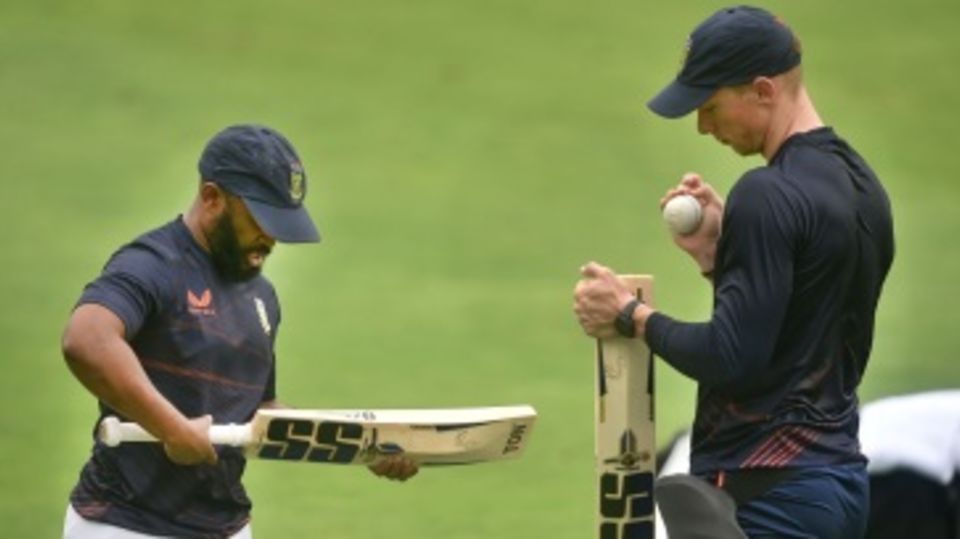 Temba Bavuma and Rassie van der Dussen inspect their bats