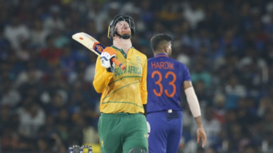 Heinrich Klaasen raises his bat on getting to his half-century
