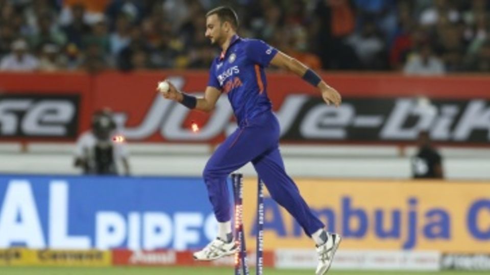 Harshal Patel whips off the bails to run out Quinton de Kock