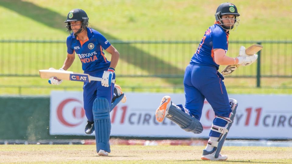 Harmanpreet Kaur and Shafali Verma run between the wickets