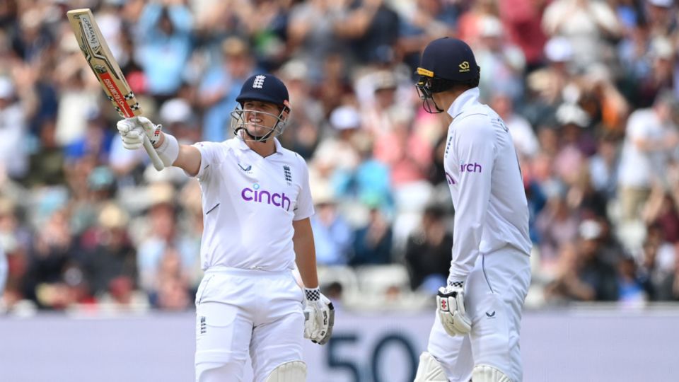Alex Lees and Zak Crawley put on 100 runs in only 19.5 overs