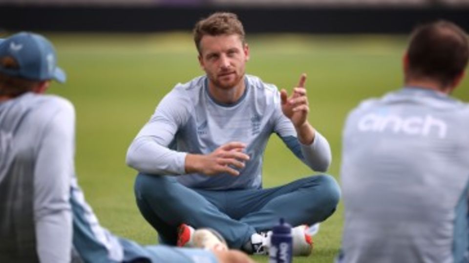 Jos Buttler talks to his team ahead of the first T20I versus India