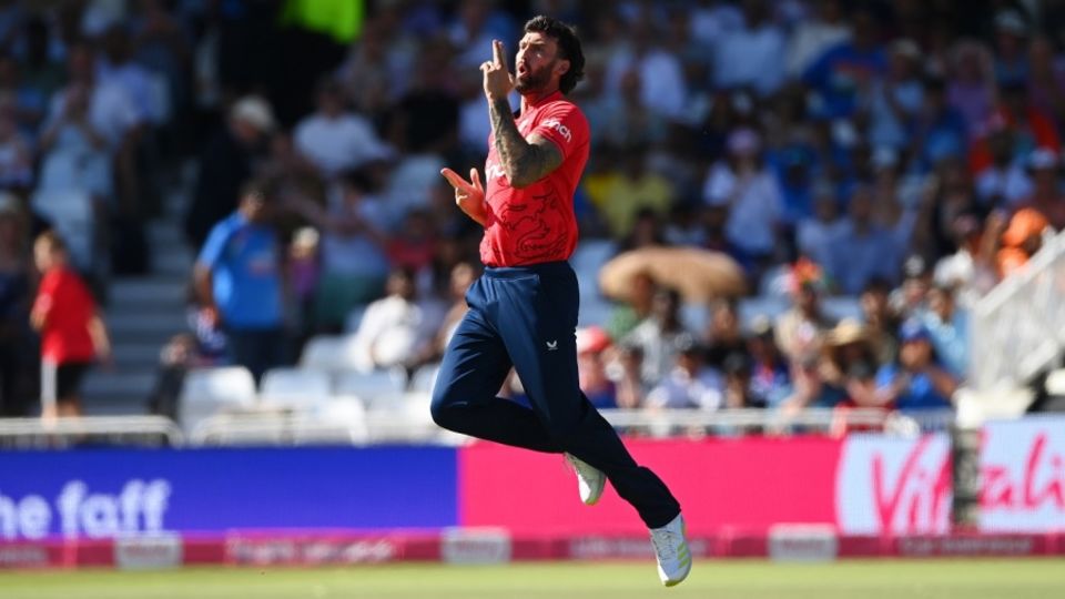 Reece Topley struck first ball to dismiss Rishabh Pant