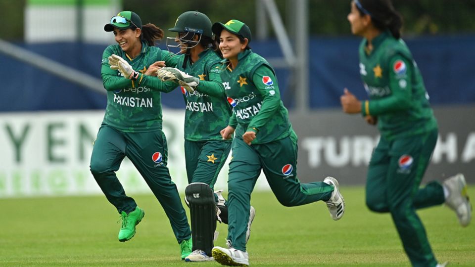 Pakistan celebrate a wicket