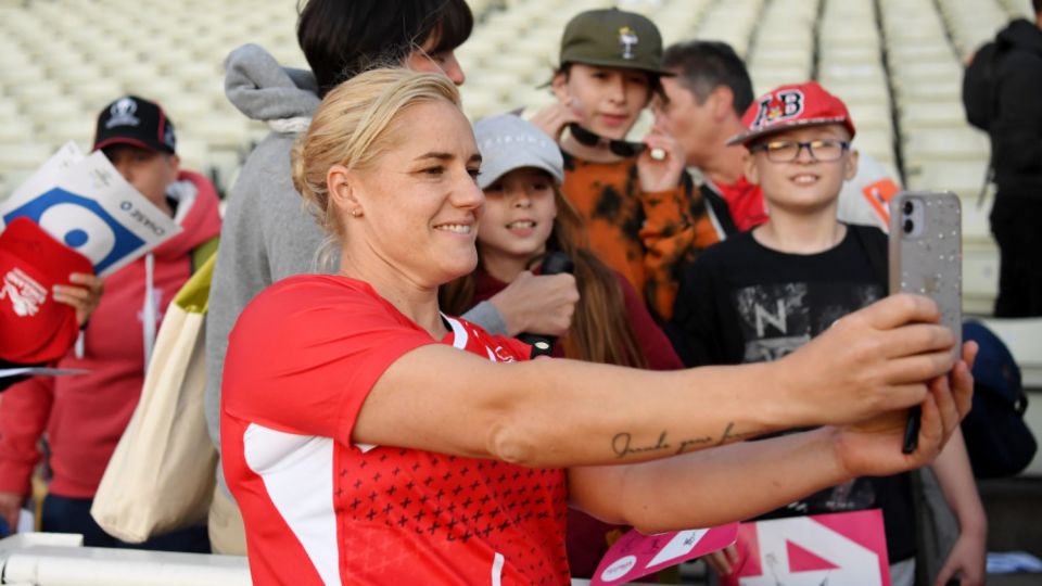 Katherine Brunt takes a selfie with some fans during the Commonwealth Games