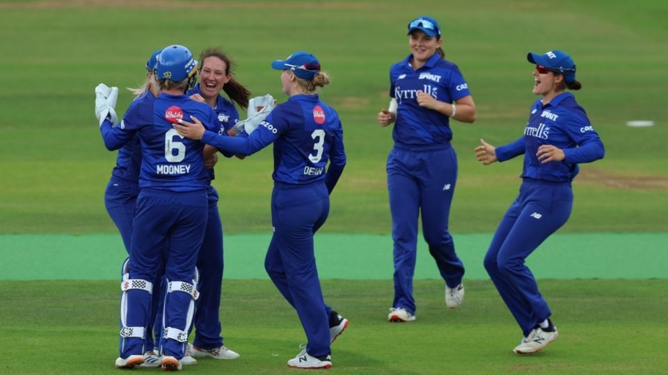 Megan Schutt's two-in-two initiated a collapse in Birmingham Phoenix's innings